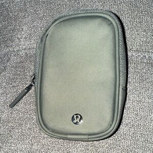 [New] Lululemon Nano Pouch